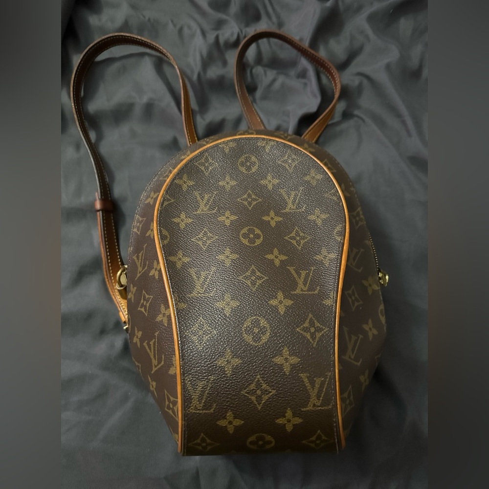 Authentic LV purse in excellent condition.  I have bag to go with purse.